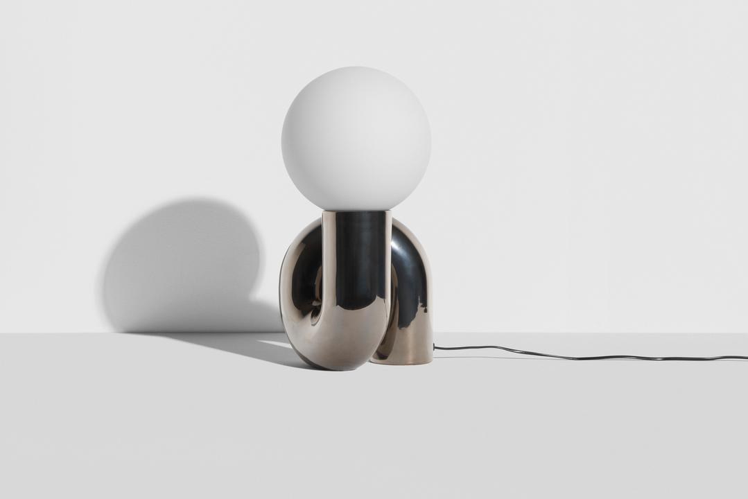 Grosse Tischlampe Neotenic von Petite Friture mit glänzend kirschrot glasiertem Keramiksockel und sandgestrahltem weissem Glasglobus in geschwungener Form.