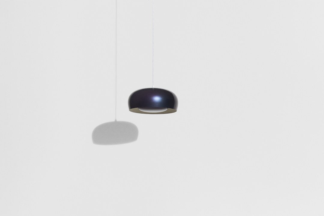 Kleine Pendelleuchte Brush von Petite Friture mit Lampenschirm aus Aluminium in Kuppel- und Pastillenform, Gestell aus Stahl, Farbe Beetle.