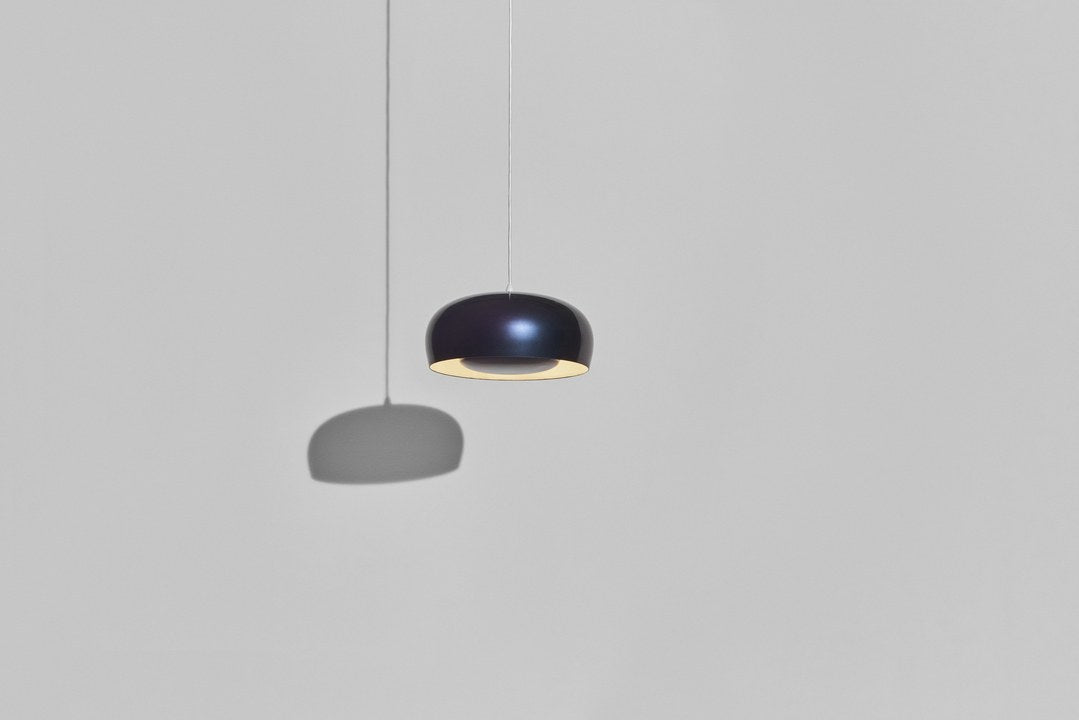 Kleine Pendelleuchte Brush von Petite Friture mit Lampenschirm aus Aluminium in Kuppel- und Pastillenform, Gestell aus Stahl, Farbe Beetle.