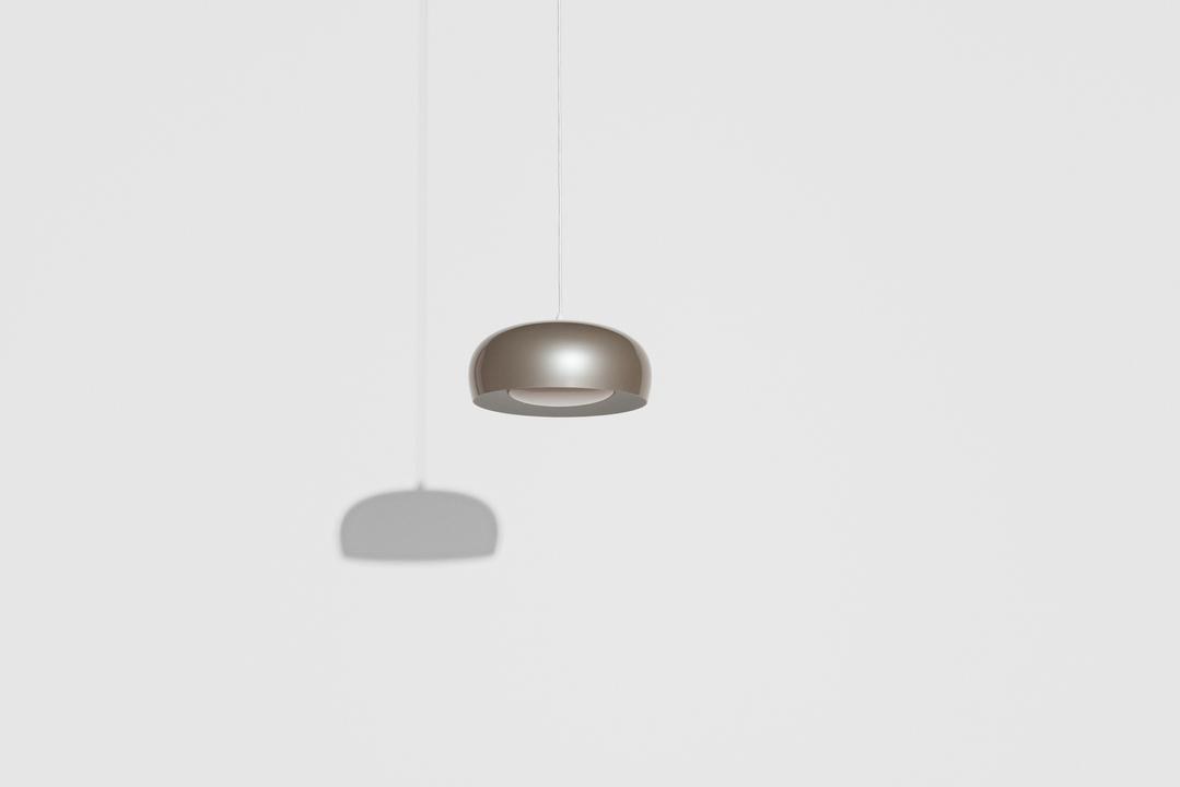 Kleine Pendelleuchte Brush von Petite Friture mit Lampenschirm aus Aluminium in Kuppel- und Pastillenform, Gestell aus Stahl, Farbe Beetle.