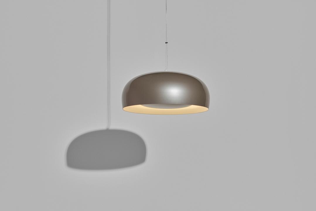 Pendelleuchte Brush Large von Petite Friture in Grau, runder Lampenschirm aus Aluminium mit Gestell aus Stahl, Baldachin weiss.