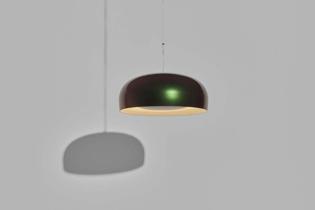 Pendelleuchte Brush Large von Petite Friture in Grau, runder Lampenschirm aus Aluminium mit Gestell aus Stahl, Baldachin weiss.