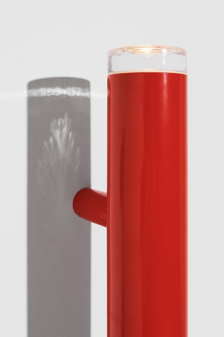 Wand-/Deckenleuchte PYL von Petite Friture in Rot, poliertes Stahlrohr mit zwei runden Glasdiffusoren, längliche Form, 75 cm lang.