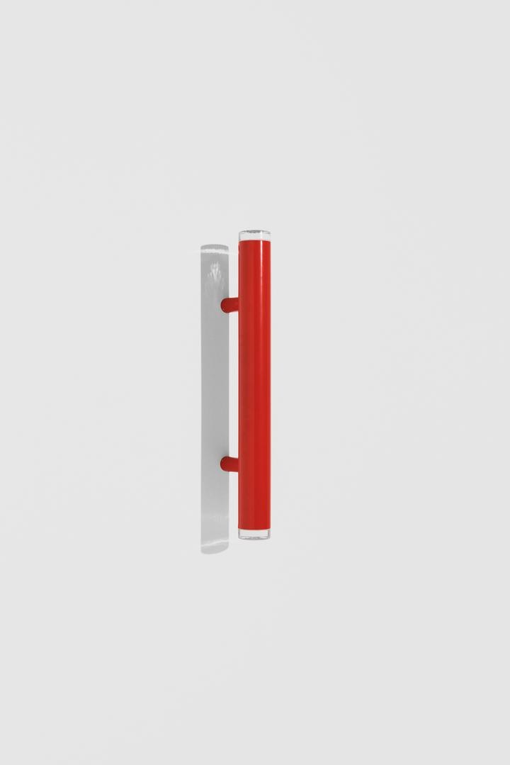 Wand-/Deckenleuchte PYL von Petite Friture in Rot, poliertes Stahlrohr mit zwei runden Glasdiffusoren, längliche Form, 75 cm lang.