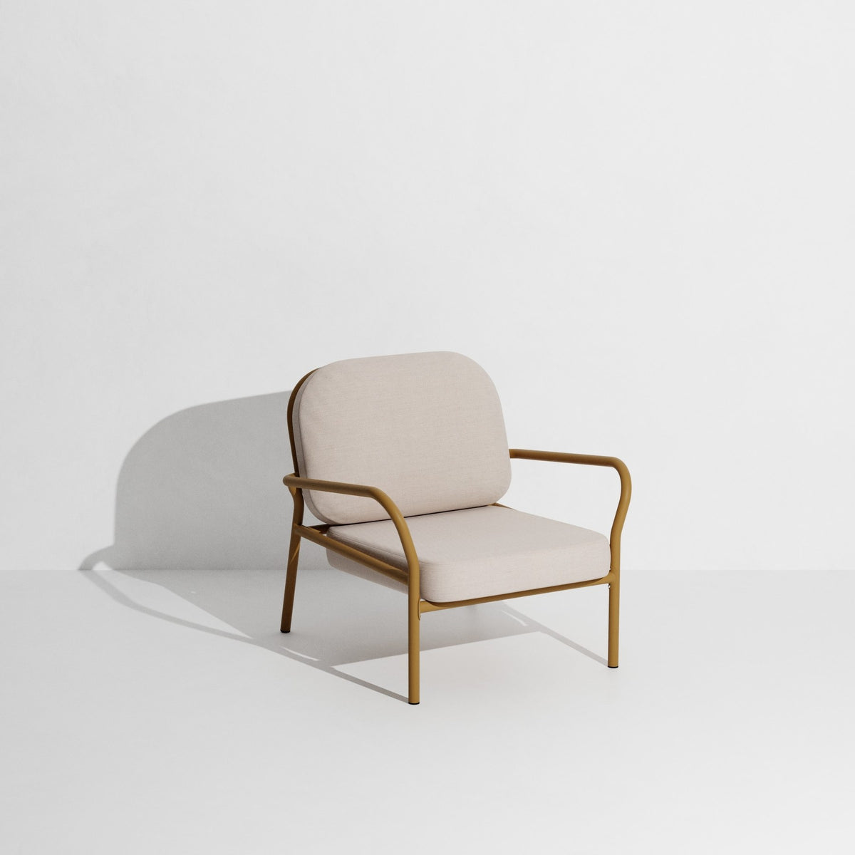Week-End Gartenbank mit Armlehne von Petite Friture in Gold, Aluminium mit gerahmter ovaler Form und Lamellenstruktur.