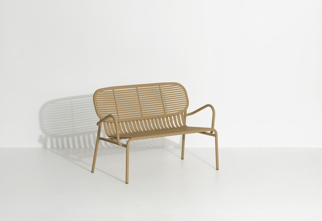 Week-End Gartenbank mit Armlehne von Petite Friture in Gold, Aluminium mit gerahmter ovaler Form und Lamellenstruktur.