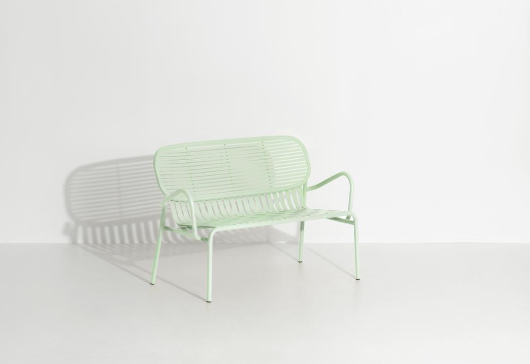 Week-End Gartenbank mit Armlehne von Petite Friture in Gold, Aluminium mit gerahmter ovaler Form und Lamellenstruktur.