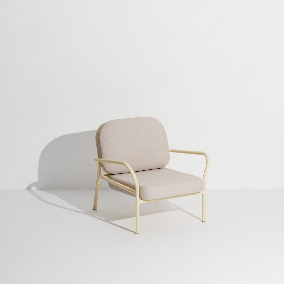 Week-End Gartenbank mit Armlehne von Petite Friture in Gold, Aluminium mit gerahmter ovaler Form und Lamellenstruktur.