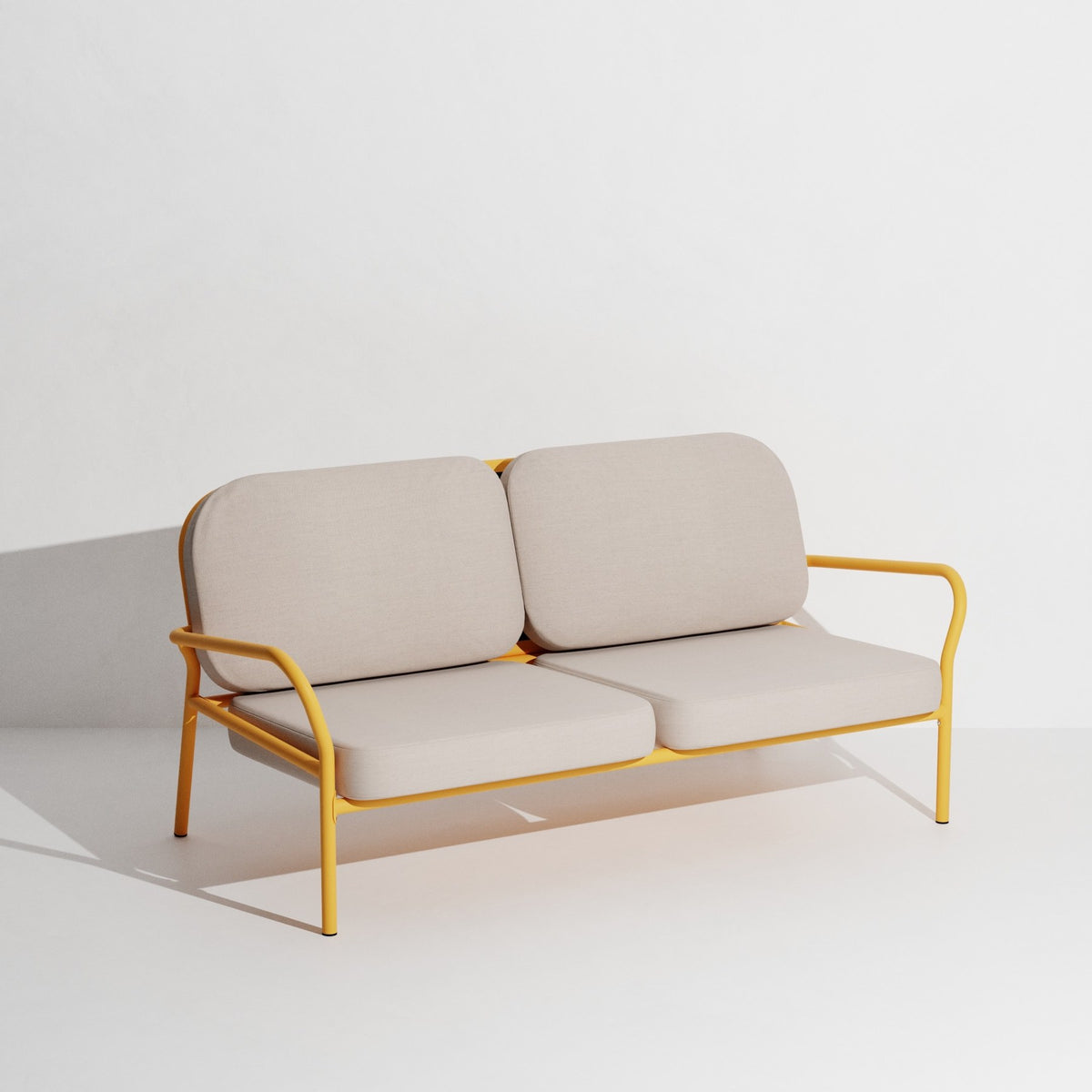 Week-End Gartenbank mit Armlehne von Petite Friture in Gold, Aluminium mit gerahmter ovaler Form und Lamellenstruktur.