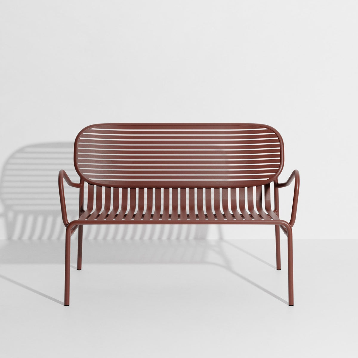 Week-End Gartenbank mit Armlehne von Petite Friture in Gold, Aluminium mit gerahmter ovaler Form und Lamellenstruktur.