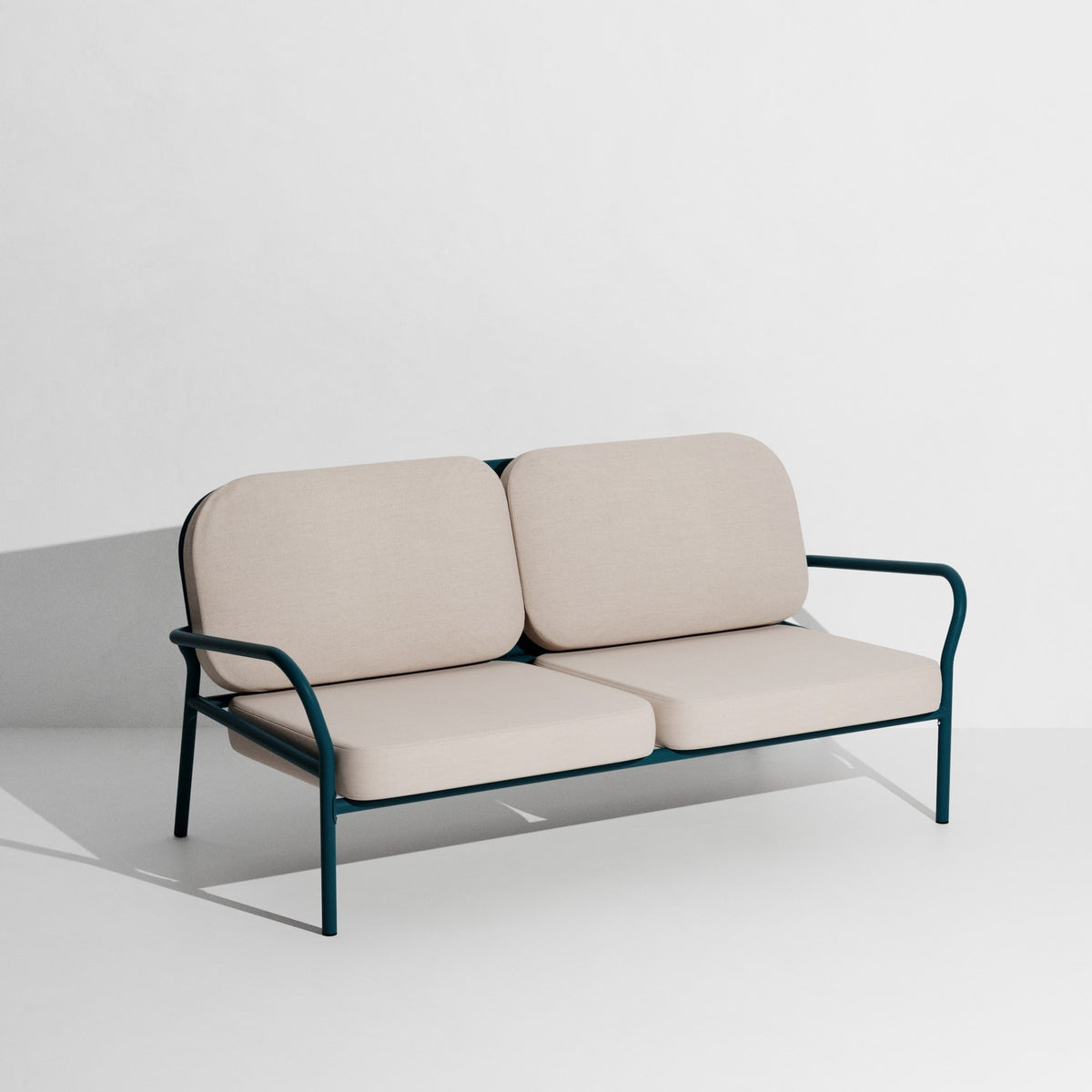 Week-End Gartenbank mit Armlehne von Petite Friture in Gold, Aluminium mit gerahmter ovaler Form und Lamellenstruktur.