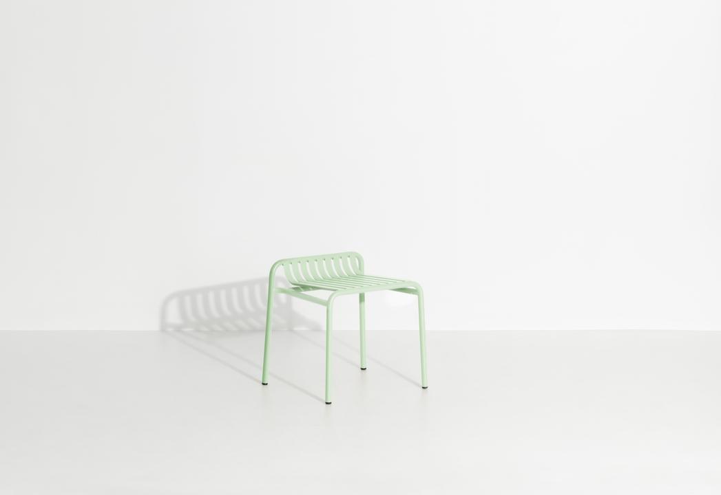 Week-End Gartenhocker von Petite Friture in Gold: Hocker aus Aluminium mit ovaler, gerahmter Form und streifenartigen Lamellen für den Aussenbereich.