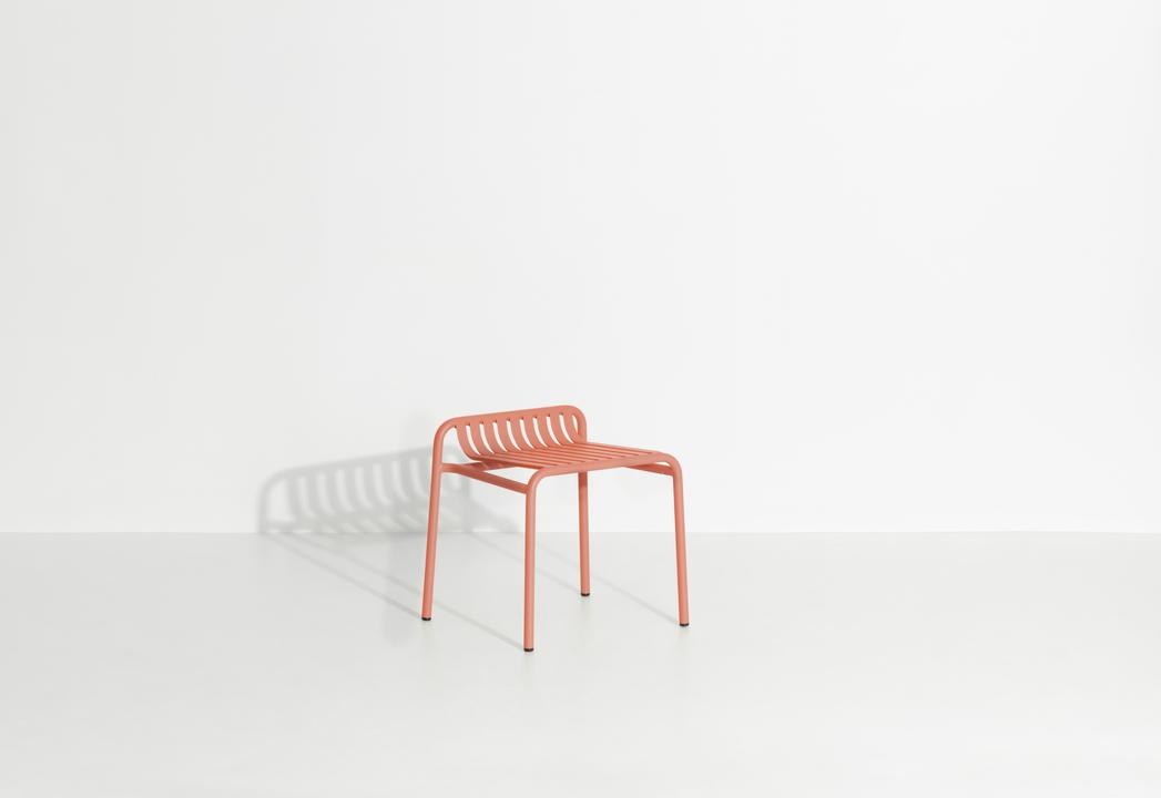 Week-End Gartenhocker von Petite Friture in Gold: Hocker aus Aluminium mit ovaler, gerahmter Form und streifenartigen Lamellen für den Aussenbereich.