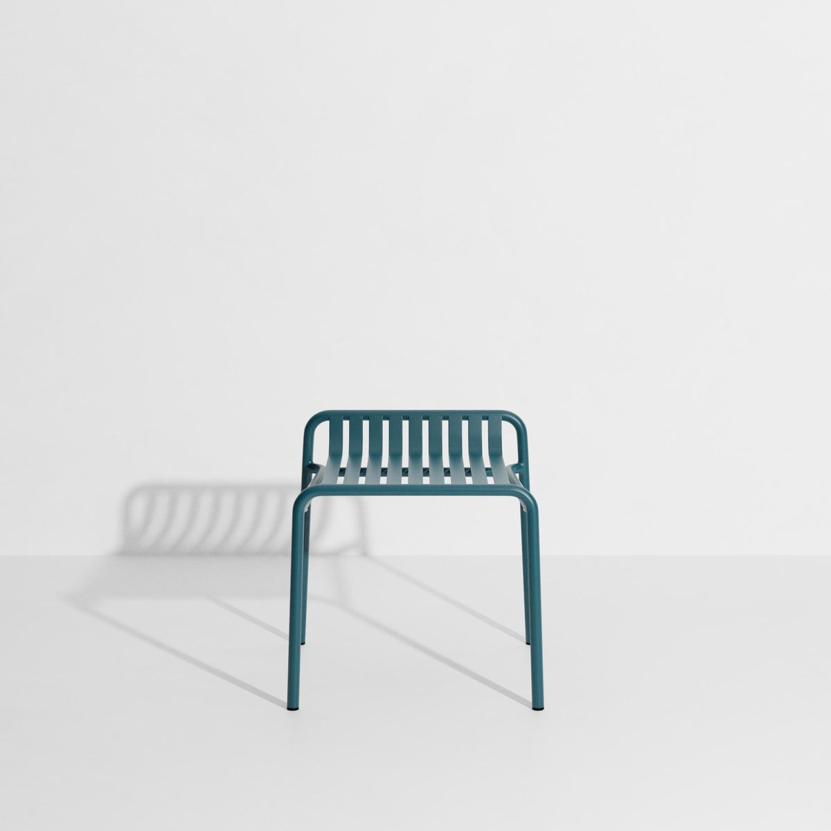 Week-End Gartenhocker von Petite Friture in Gold: Hocker aus Aluminium mit ovaler, gerahmter Form und streifenartigen Lamellen für den Aussenbereich.