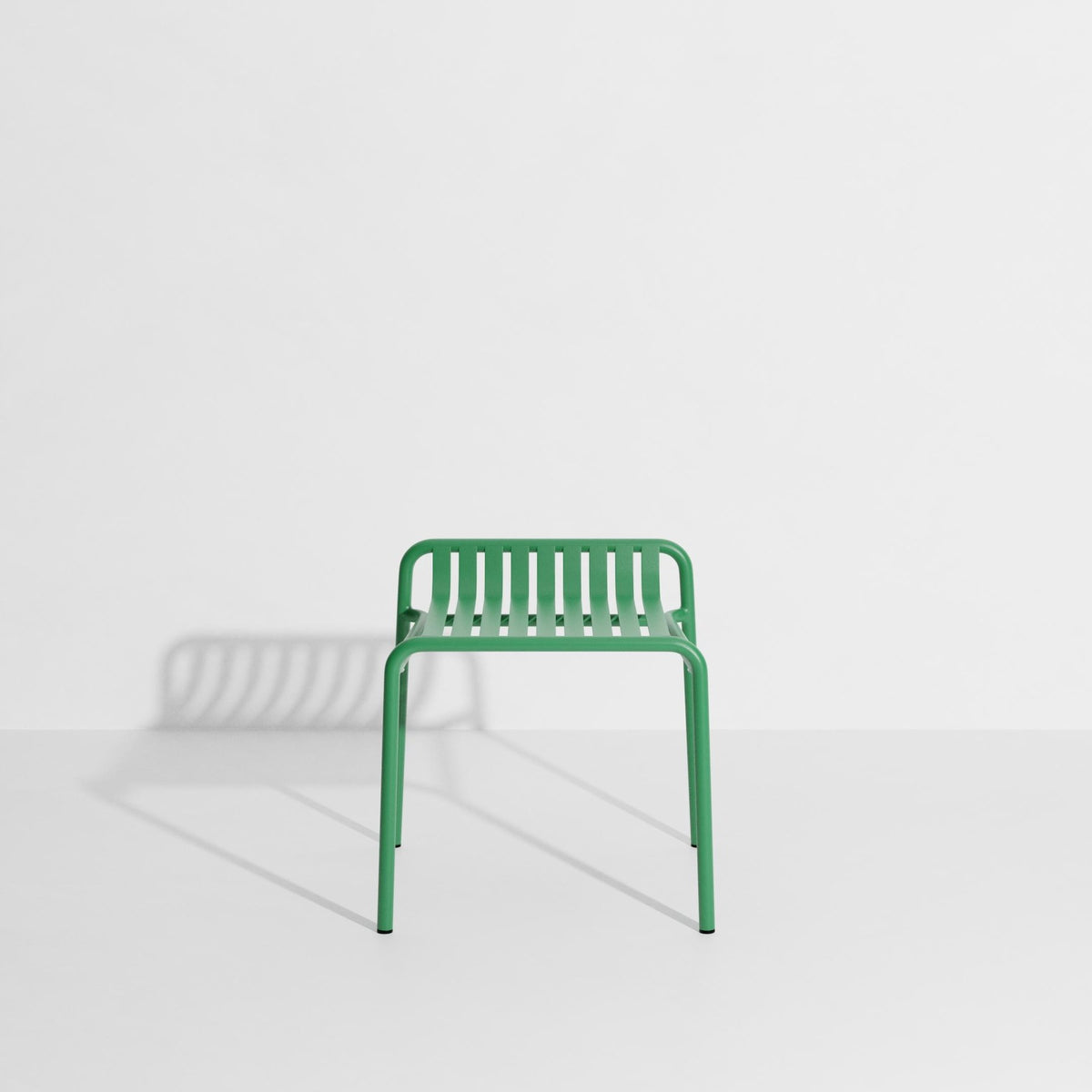 Week-End Gartenhocker von Petite Friture in Gold: Hocker aus Aluminium mit ovaler, gerahmter Form und streifenartigen Lamellen für den Aussenbereich.