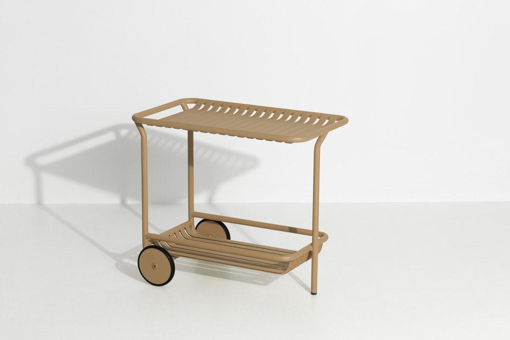 Week-End Trolley von Petite Friture: Beistelltisch aus Aluminium in Gold, ovale Form mit horizontalen und vertikalen Lamellen, für innen und aussen.