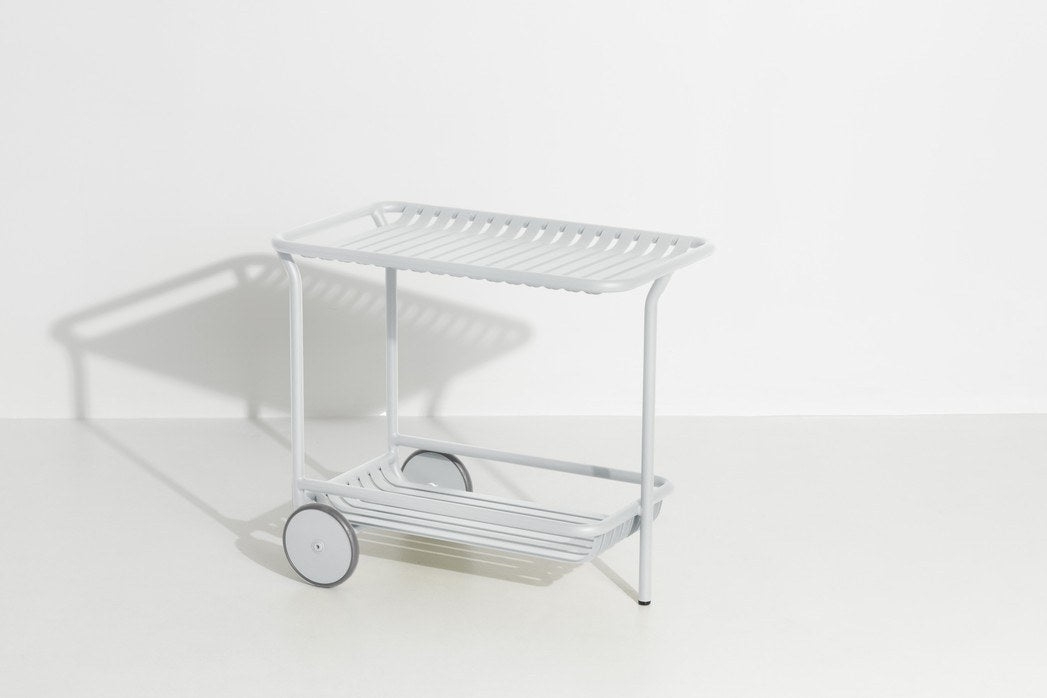 Week-End Trolley von Petite Friture: Beistelltisch aus Aluminium in Gold, ovale Form mit horizontalen und vertikalen Lamellen, für innen und aussen.
