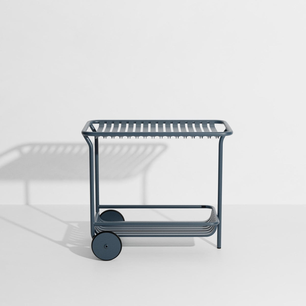 Week-End Trolley von Petite Friture: Beistelltisch aus Aluminium in Gold, ovale Form mit horizontalen und vertikalen Lamellen, für innen und aussen.