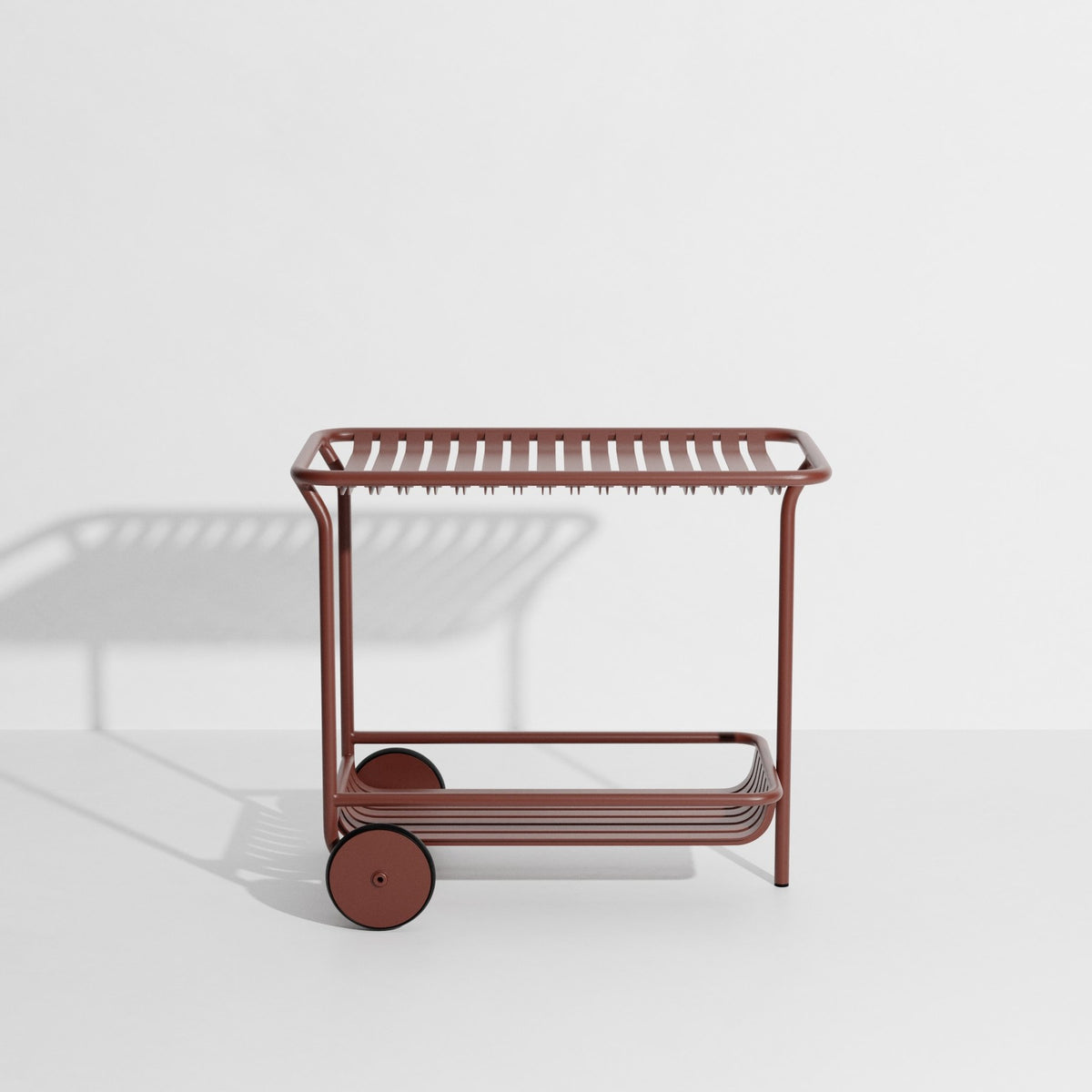 Week-End Trolley von Petite Friture: Beistelltisch aus Aluminium in Gold, ovale Form mit horizontalen und vertikalen Lamellen, für innen und aussen.