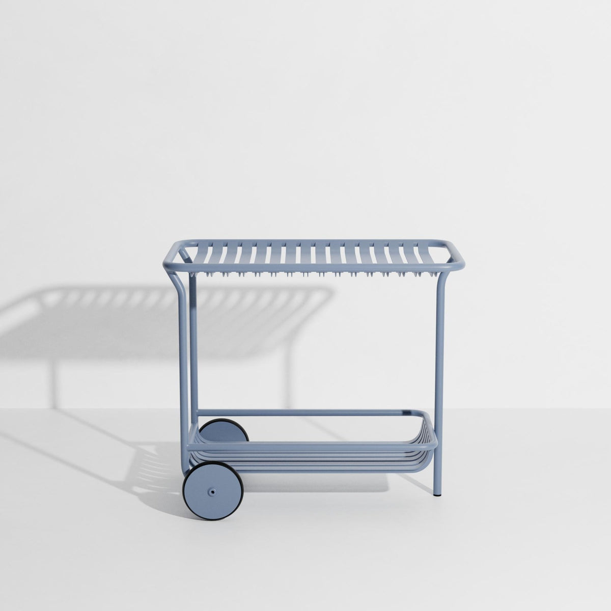 Week-End Trolley von Petite Friture: Beistelltisch aus Aluminium in Gold, ovale Form mit horizontalen und vertikalen Lamellen, für innen und aussen.