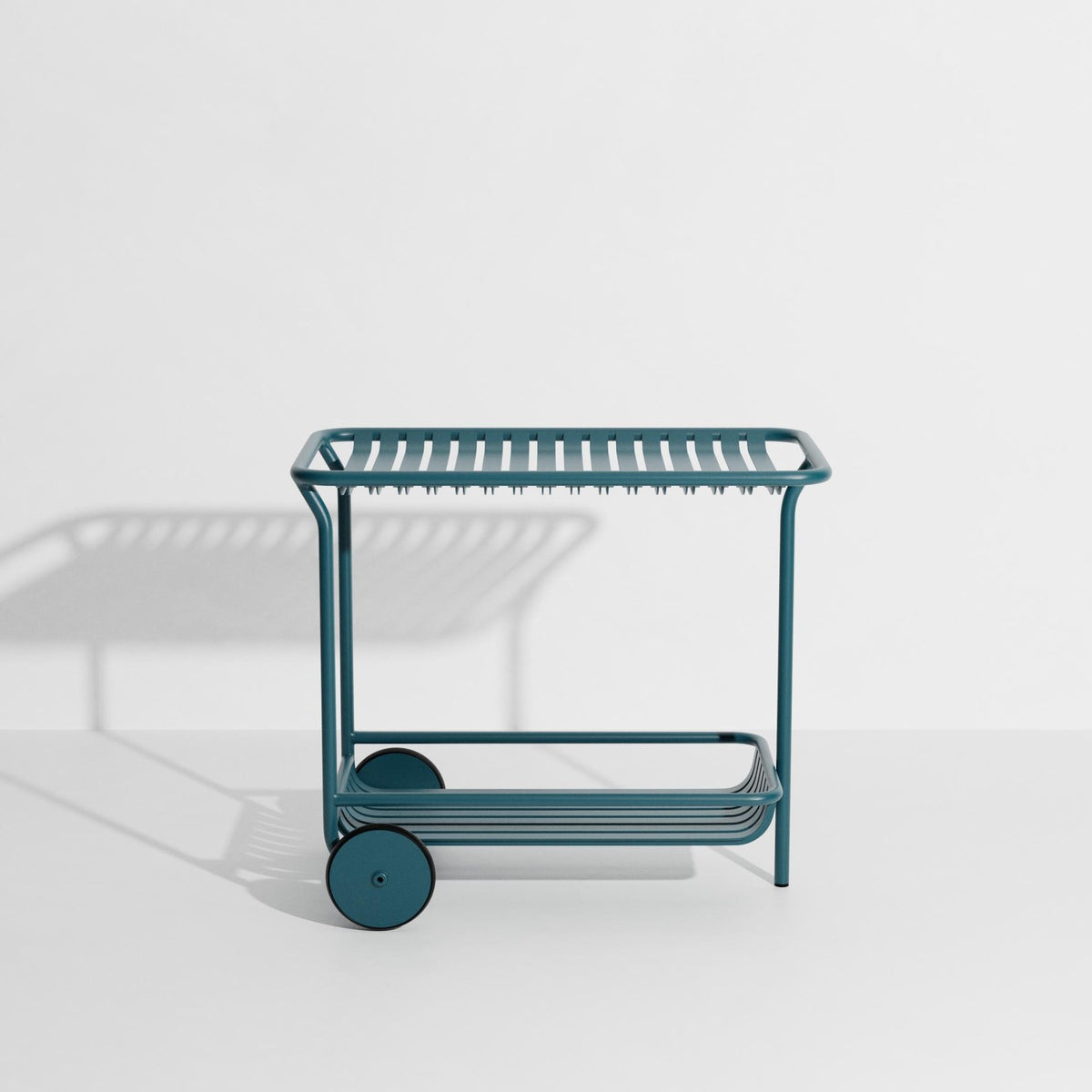 Week-End Trolley von Petite Friture: Beistelltisch aus Aluminium in Gold, ovale Form mit horizontalen und vertikalen Lamellen, für innen und aussen.