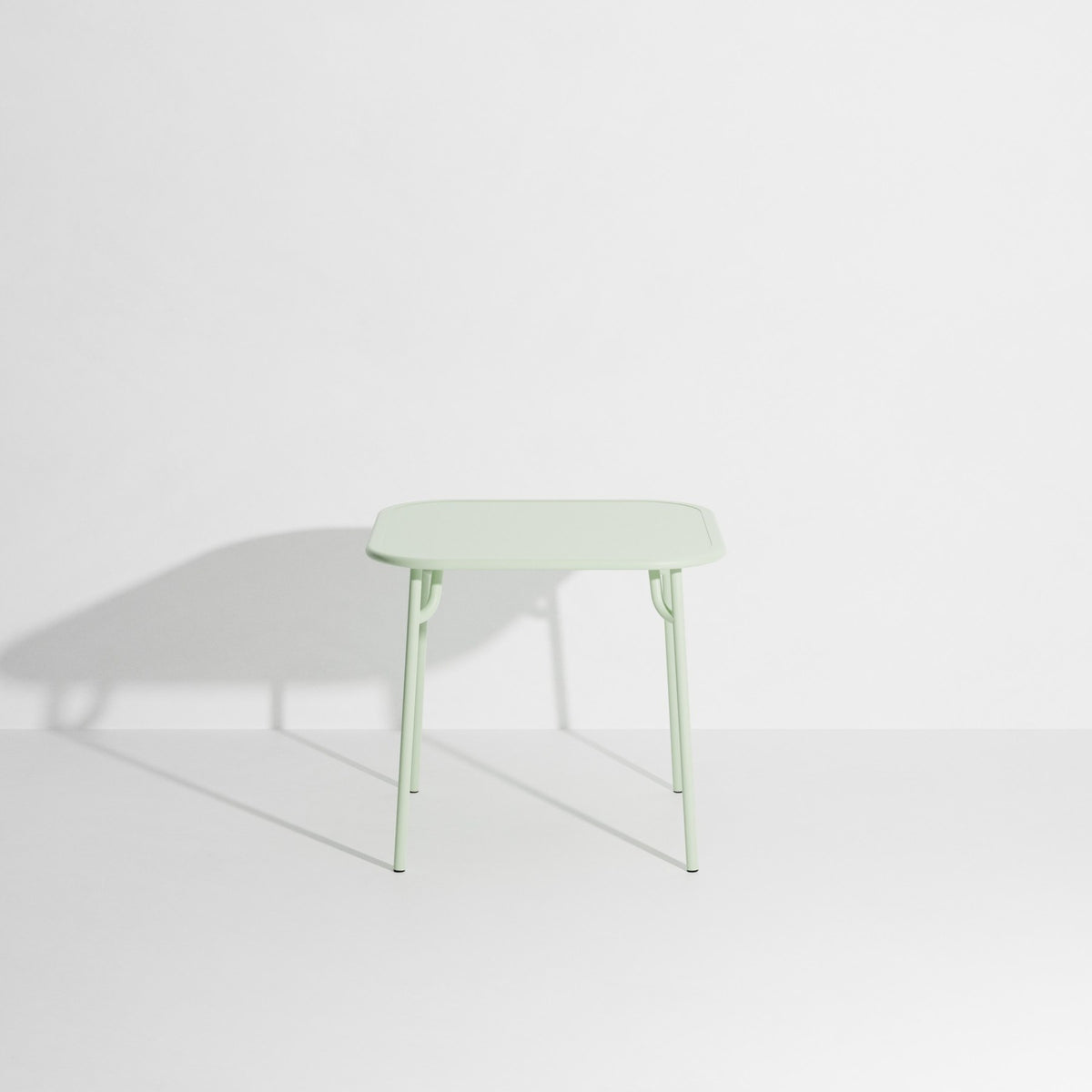 Week-End Tisch Small von Petite Friture in Gold: ovale Tischplatte mit horizontalen Lamellen-Streifen, Gestell aus mattiertem Aluminium.