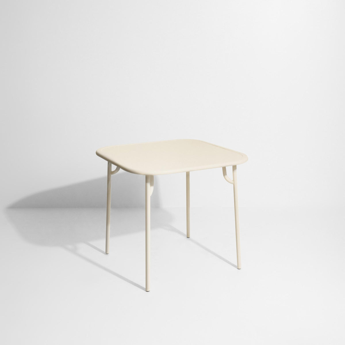 Week-End Tisch Small von Petite Friture in Gold: ovale Tischplatte mit horizontalen Lamellen-Streifen, Gestell aus mattiertem Aluminium.