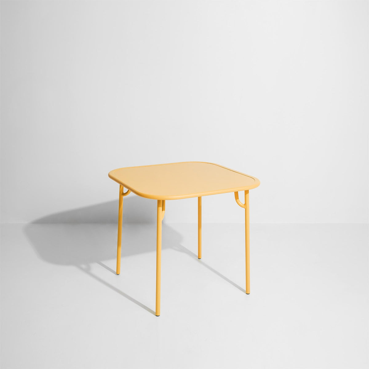 Week-End Tisch Small von Petite Friture in Gold: ovale Tischplatte mit horizontalen Lamellen-Streifen, Gestell aus mattiertem Aluminium.
