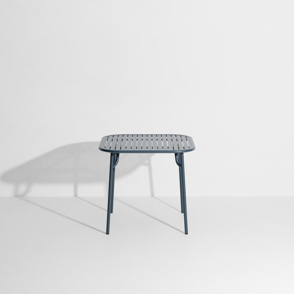 Week-End Tisch Small von Petite Friture in Gold: ovale Tischplatte mit horizontalen Lamellen-Streifen, Gestell aus mattiertem Aluminium.