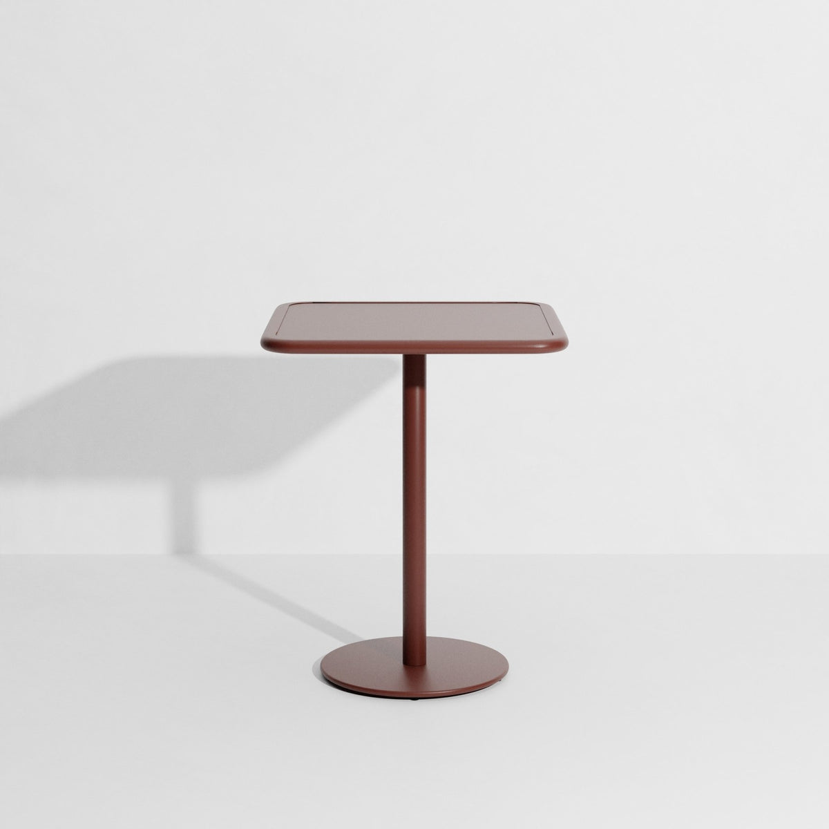 Week-End Tisch Small von Petite Friture in Gold: ovale Tischplatte mit horizontalen Lamellen-Streifen, Gestell aus mattiertem Aluminium.