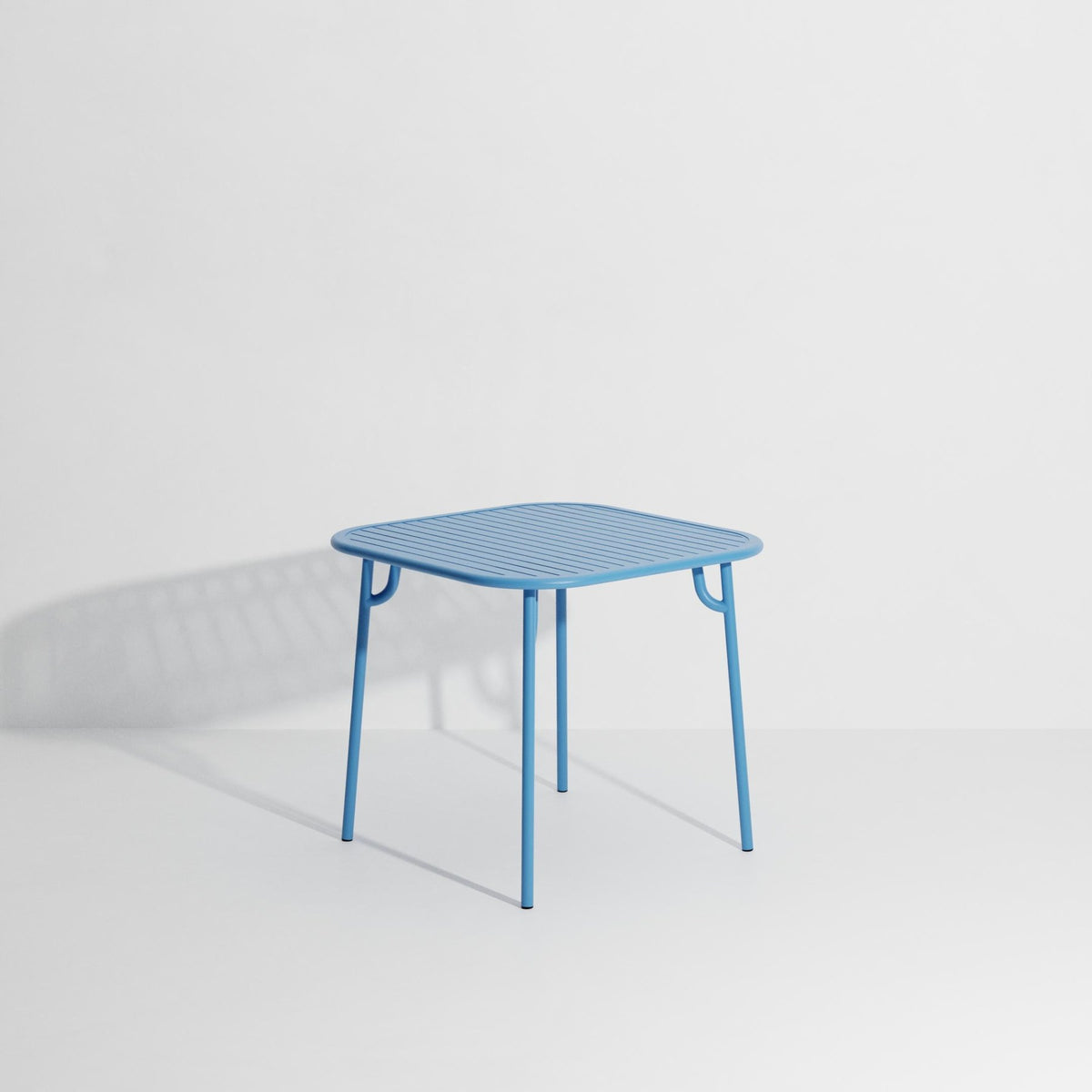 Week-End Tisch Small von Petite Friture in Gold: ovale Tischplatte mit horizontalen Lamellen-Streifen, Gestell aus mattiertem Aluminium.