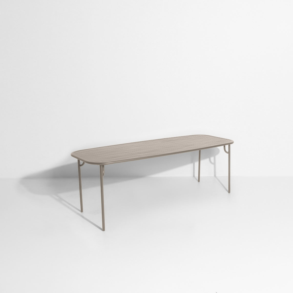 Week-End Tisch Large von Petite Friture in Pigeon Blue: ovaler Gartentisch aus Aluminium mit gerahmten, streifenartigen Lamellen.
