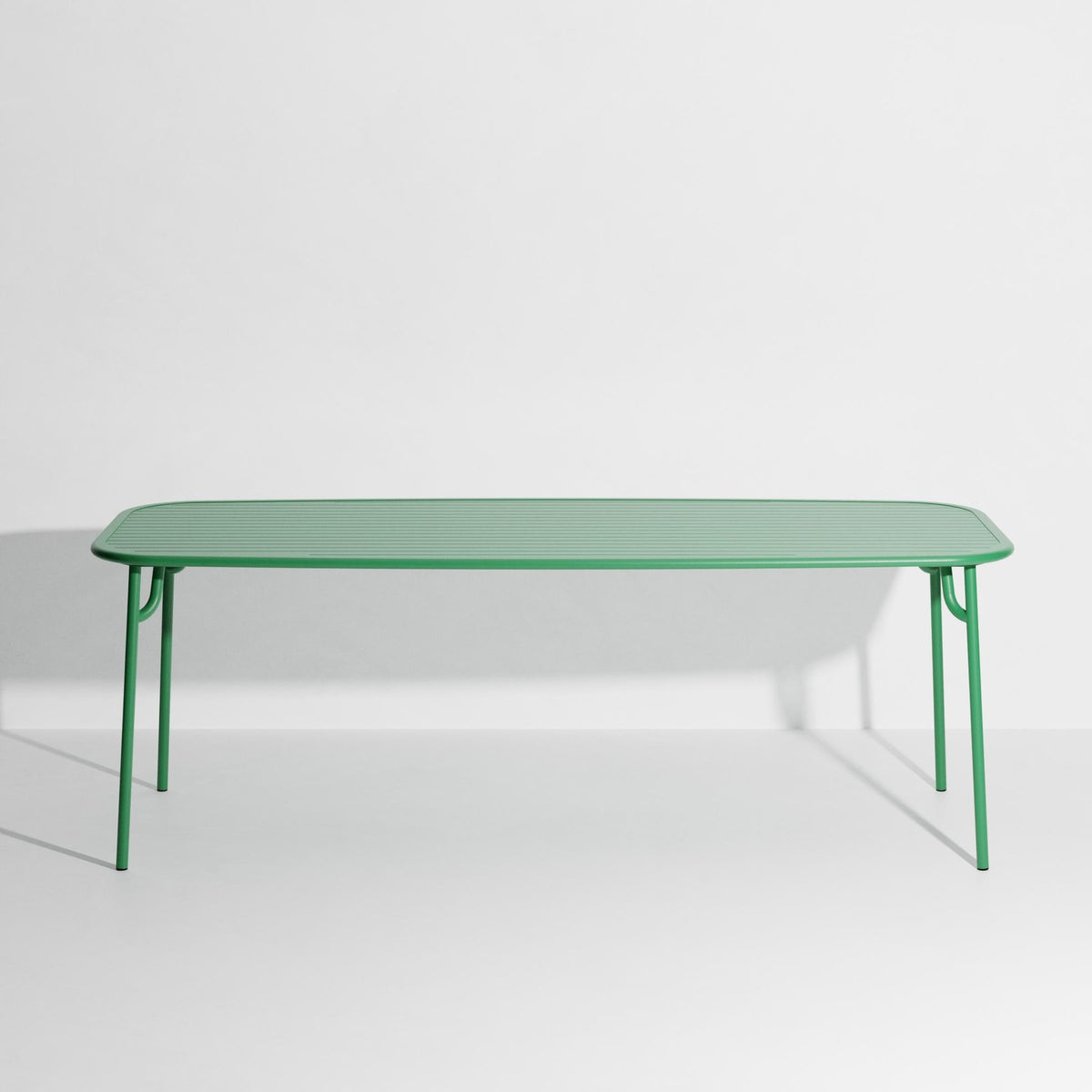 Week-End Tisch Large von Petite Friture in Pigeon Blue: ovaler Gartentisch aus Aluminium mit gerahmten, streifenartigen Lamellen.