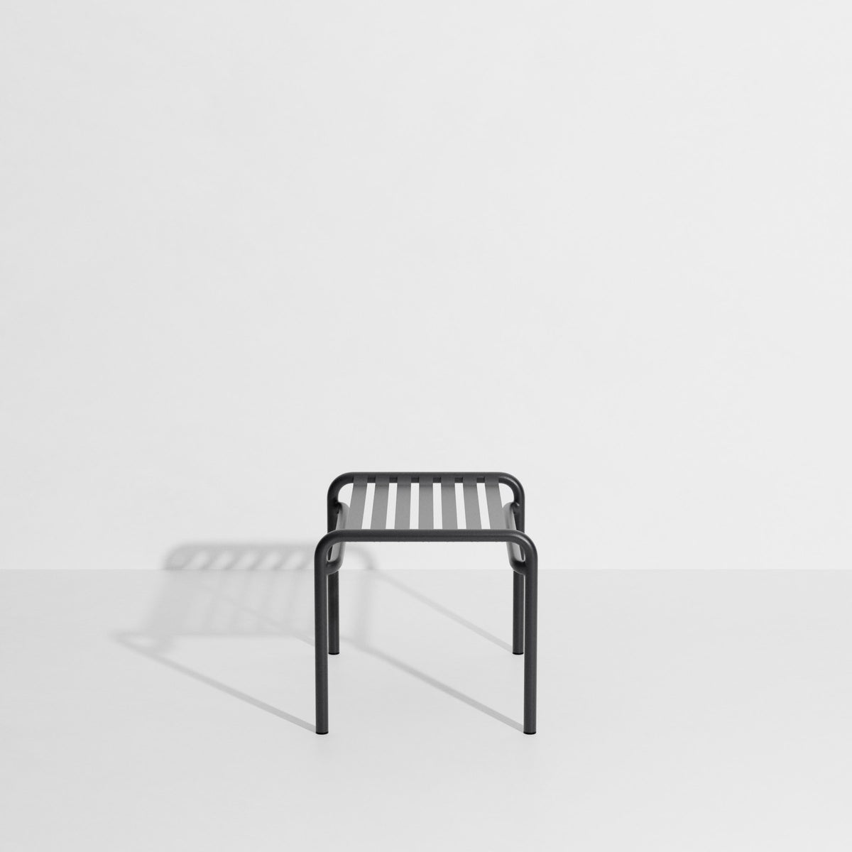 Ovaler Fusshocker aus mattiertem Aluminium mit UV-Pulverbeschichtung, gerahmte Form mit horizontalen und vertikalen Lamellen, Farbe Gelb.