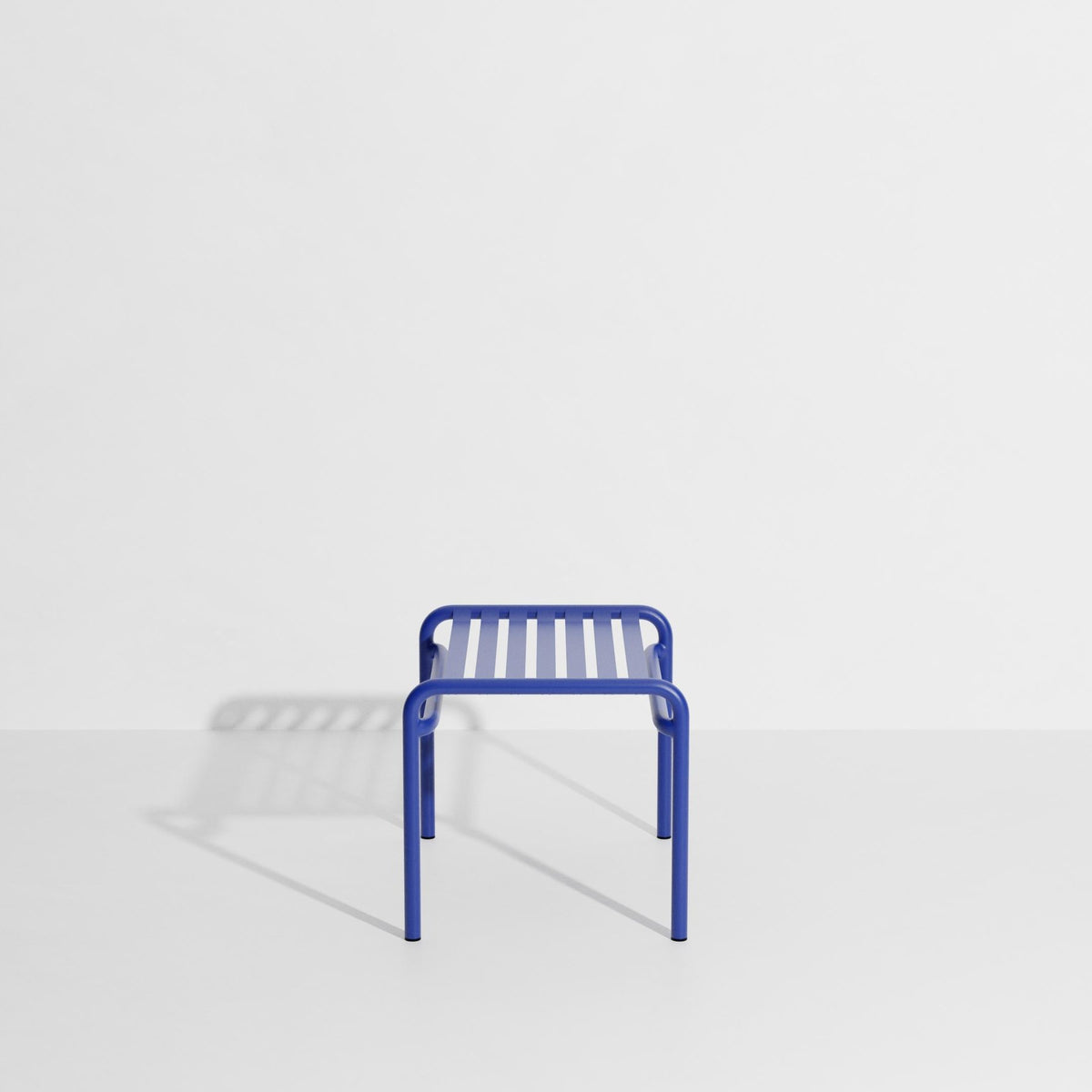 Ovaler Fusshocker aus mattiertem Aluminium mit UV-Pulverbeschichtung, gerahmte Form mit horizontalen und vertikalen Lamellen, Farbe Gelb.