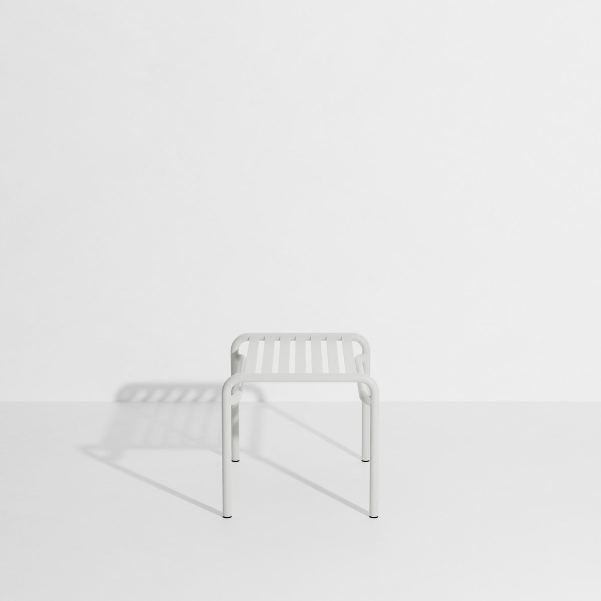 Ovaler Fusshocker aus mattiertem Aluminium mit UV-Pulverbeschichtung, gerahmte Form mit horizontalen und vertikalen Lamellen, Farbe Gelb.