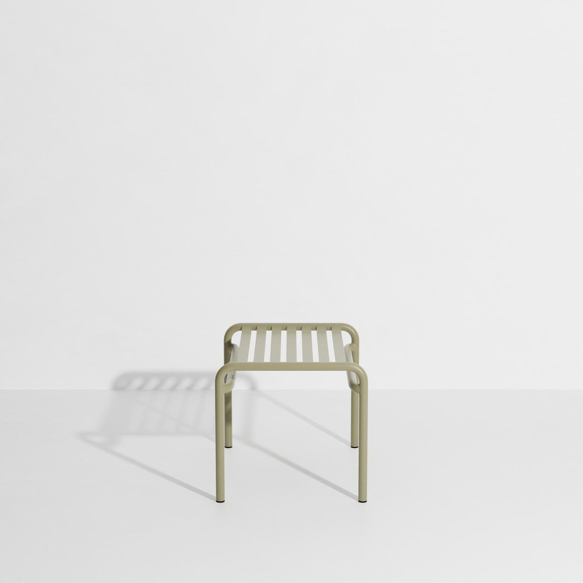 Ovaler Fusshocker aus mattiertem Aluminium mit UV-Pulverbeschichtung, gerahmte Form mit horizontalen und vertikalen Lamellen, Farbe Gelb.