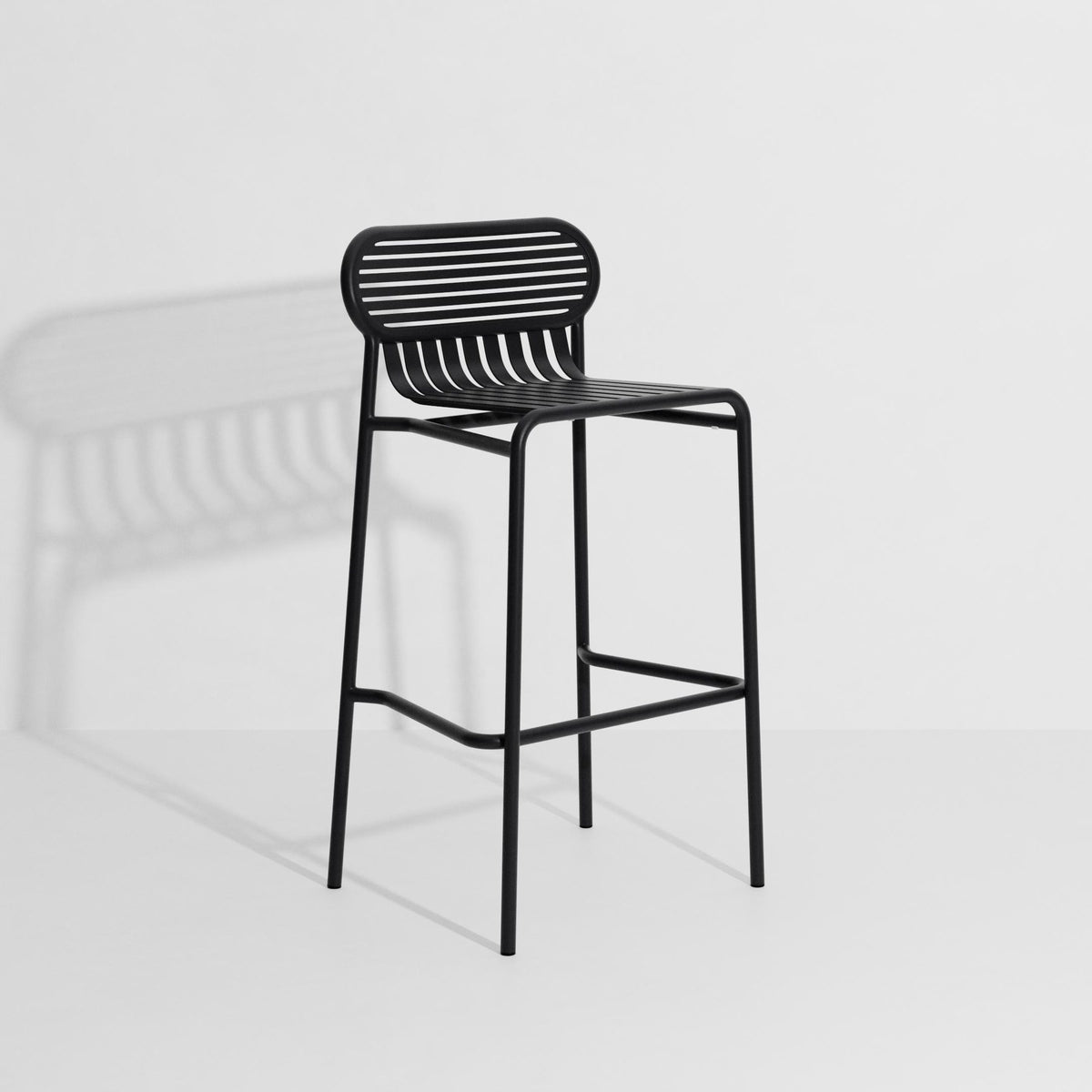 Barhocker Week-End von Petite Friture aus mattiertem schwarzem Aluminium, ovale Rahmenform mit horizontalen und vertikalen Lamellen, Sitzhöhe 80 cm.