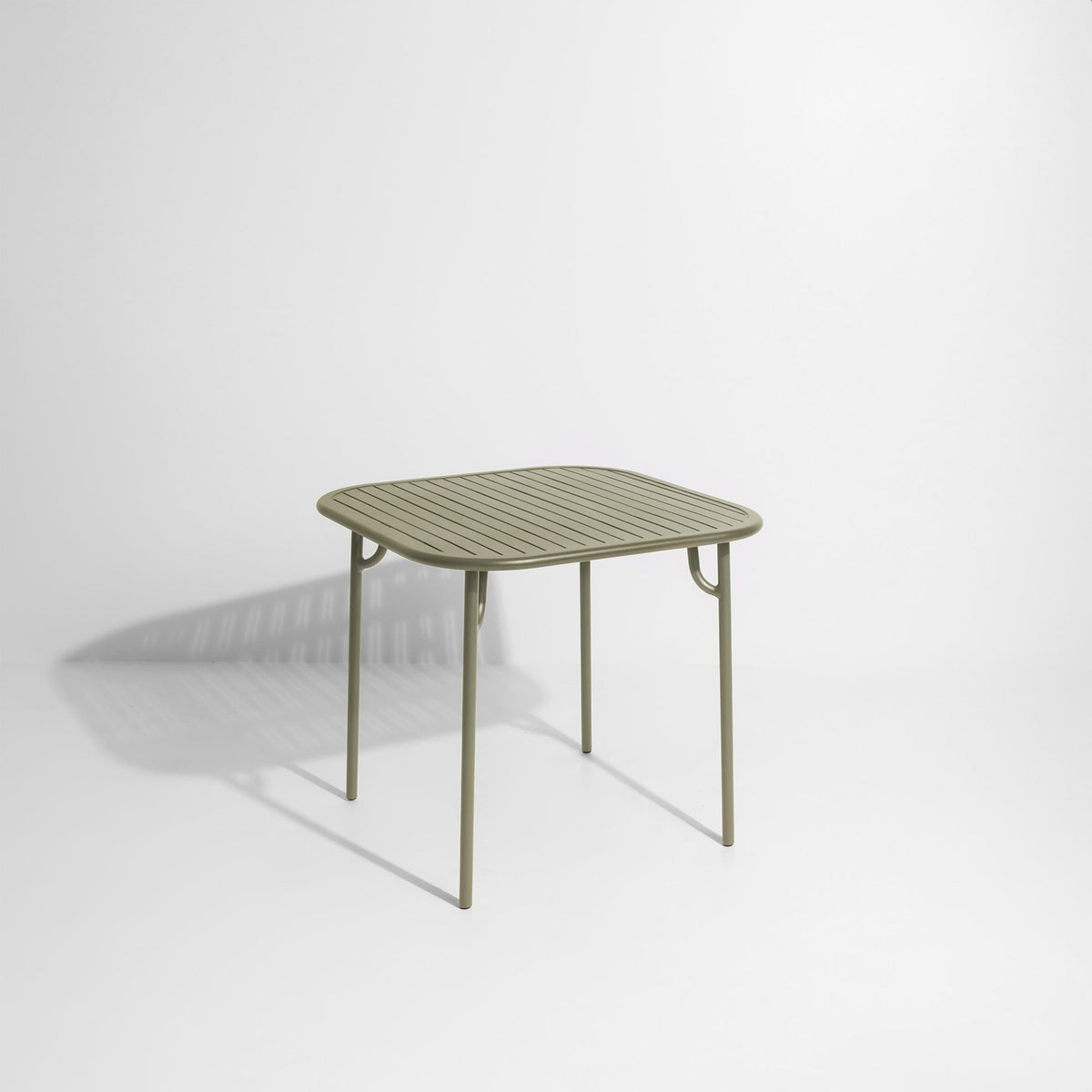 Barhocker Week-End von Petite Friture aus mattiertem schwarzem Aluminium, ovale Rahmenform mit horizontalen und vertikalen Lamellen, Sitzhöhe 80 cm.
