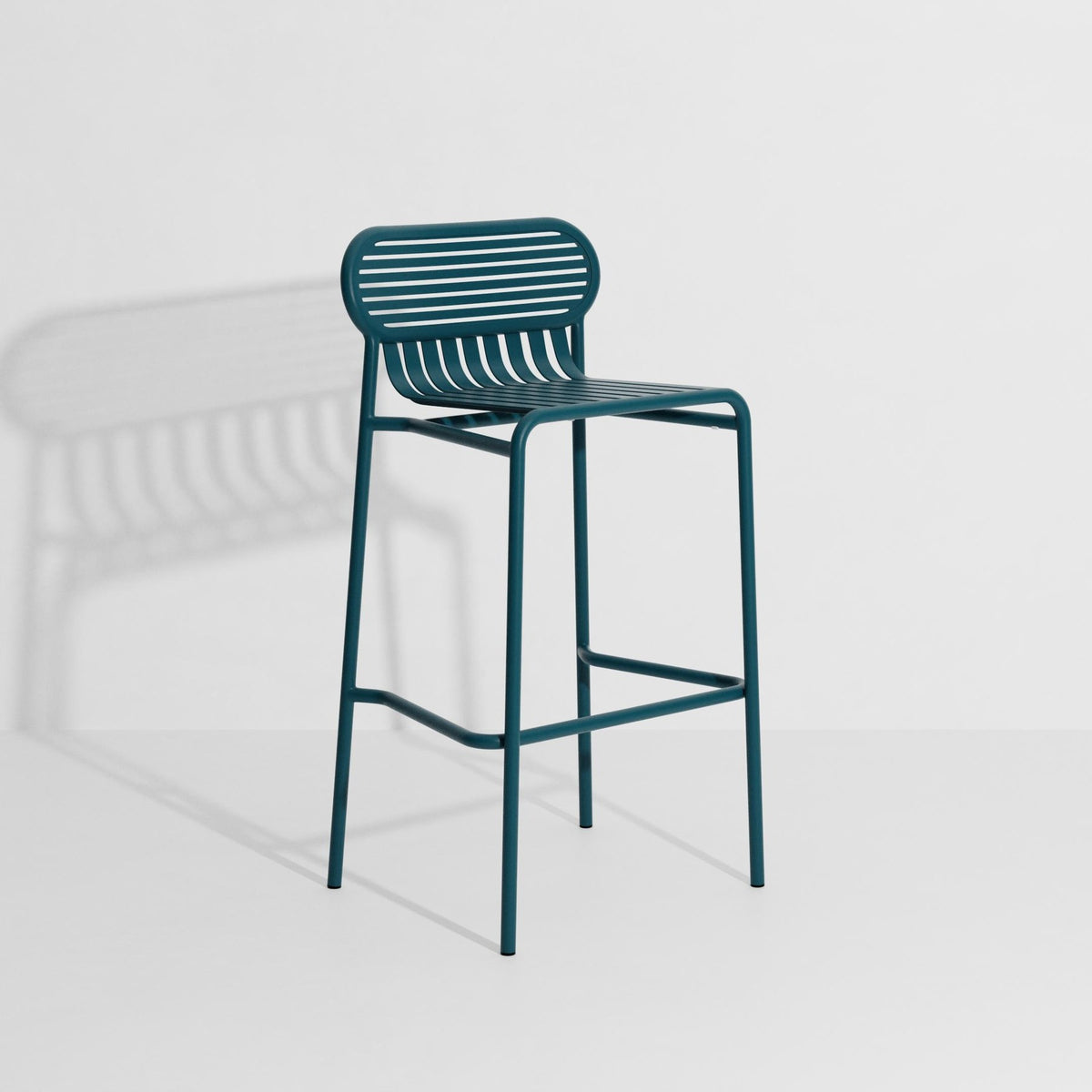 Barhocker Week-End von Petite Friture aus mattiertem schwarzem Aluminium, ovale Rahmenform mit horizontalen und vertikalen Lamellen, Sitzhöhe 80 cm.