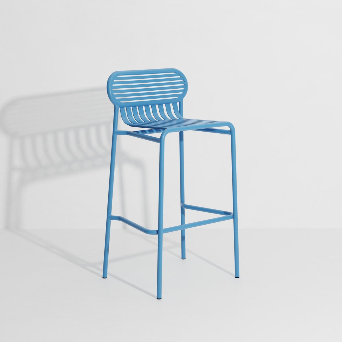 Barhocker Week-End von Petite Friture aus mattiertem schwarzem Aluminium, ovale Rahmenform mit horizontalen und vertikalen Lamellen, Sitzhöhe 80 cm.
