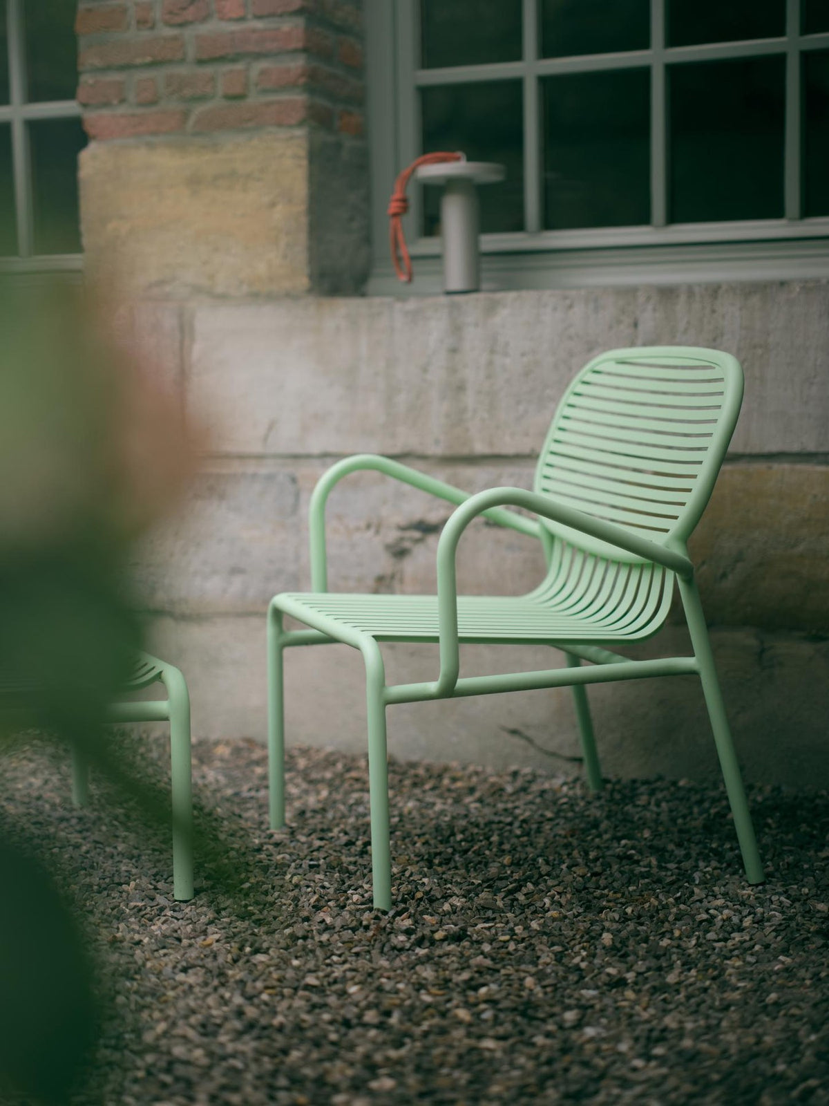 Barhocker Week-End von Petite Friture aus mattiertem schwarzem Aluminium, ovale Rahmenform mit horizontalen und vertikalen Lamellen, Sitzhöhe 80 cm.