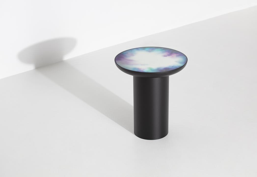 Runder kleiner Couchtisch Francis mit Spiegelfläche und Gestell aus mattem, genarbtem Stahl, Farbe Schwarz, Loungetisch von Petite Friture