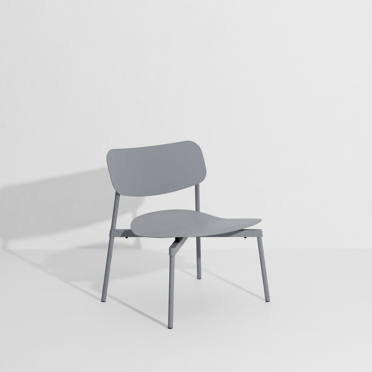 Fromme Lounge Chair von Petite Friture in Steingrau: Sitzmöbel aus mattiertem, grained-beschichtetem Aluminium mit stromlinienförmiger Form.