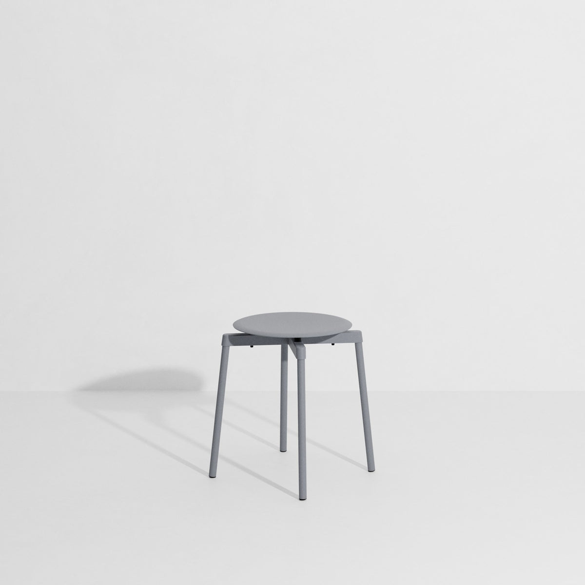 Aluminium-Hocker Fromme in Steingrau mit mattierter, grained anti-UV-Pulverbeschichtung, kompakte Form für den Outdoor-Einsatz.