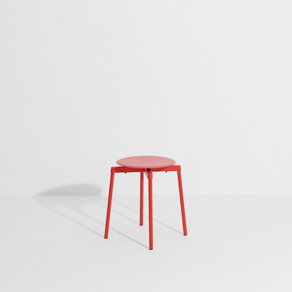 Aluminium-Hocker Fromme in Steingrau mit mattierter, grained anti-UV-Pulverbeschichtung, kompakte Form für den Outdoor-Einsatz.