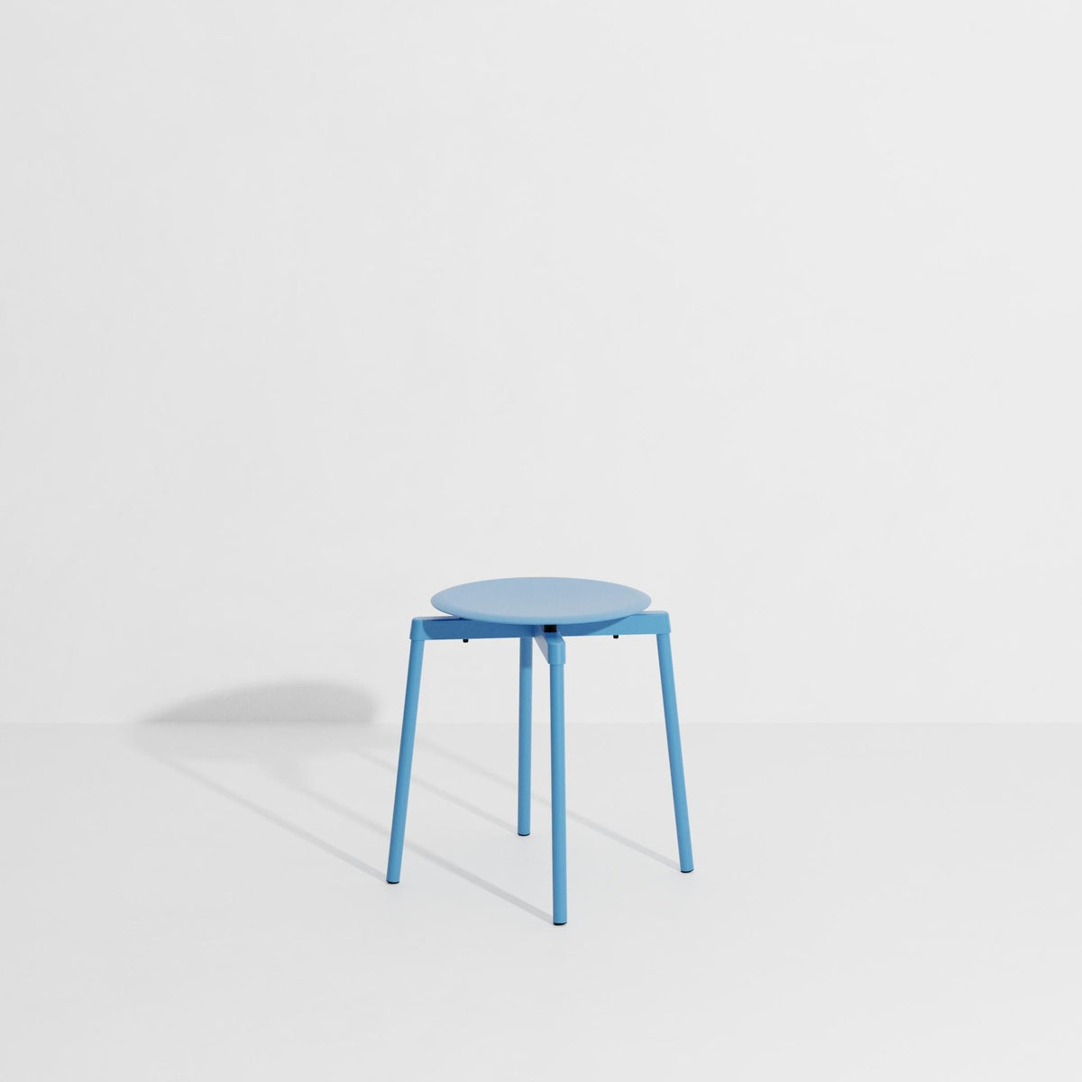 Aluminium-Hocker Fromme in Steingrau mit mattierter, grained anti-UV-Pulverbeschichtung, kompakte Form für den Outdoor-Einsatz.