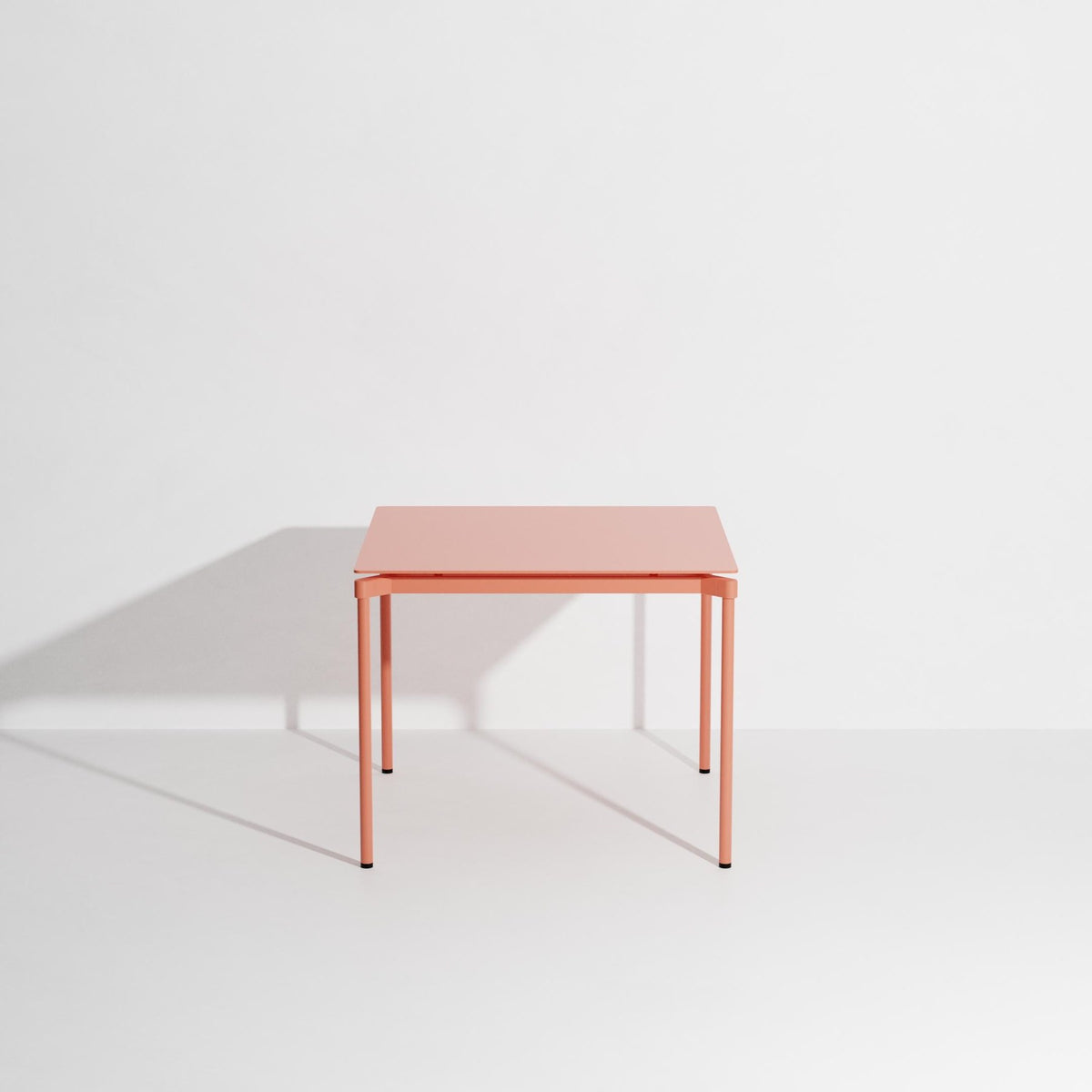 Quadratischer Gartentisch Fromme von Petite Friture aus mattiertem, grained Aluminium mit anti-UV-Pulverbeschichtung in Coral, 70x70cm, Höhe 73cm.