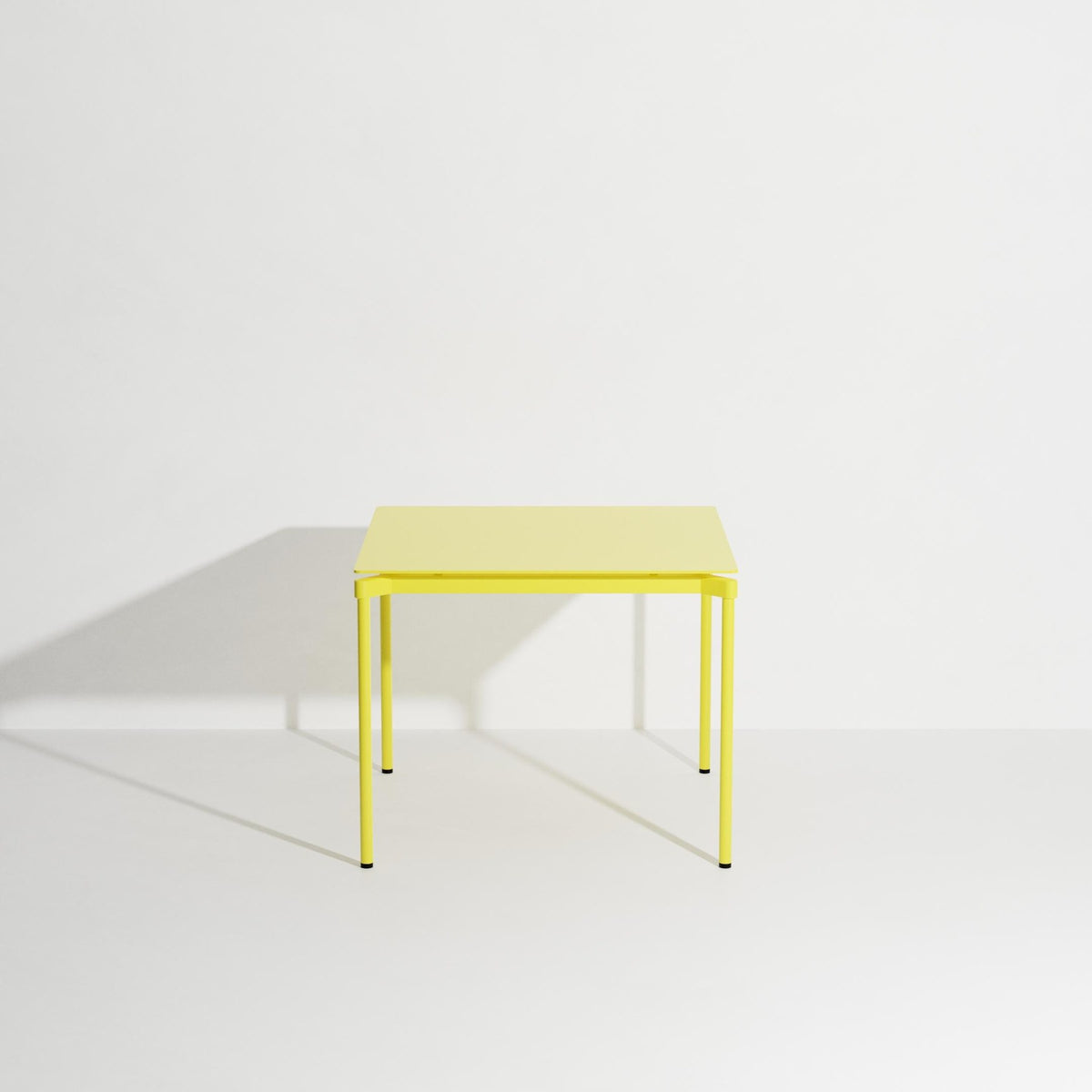 Quadratischer Gartentisch Fromme von Petite Friture aus mattiertem, grained Aluminium mit anti-UV-Pulverbeschichtung in Coral, 70x70cm, Höhe 73cm.