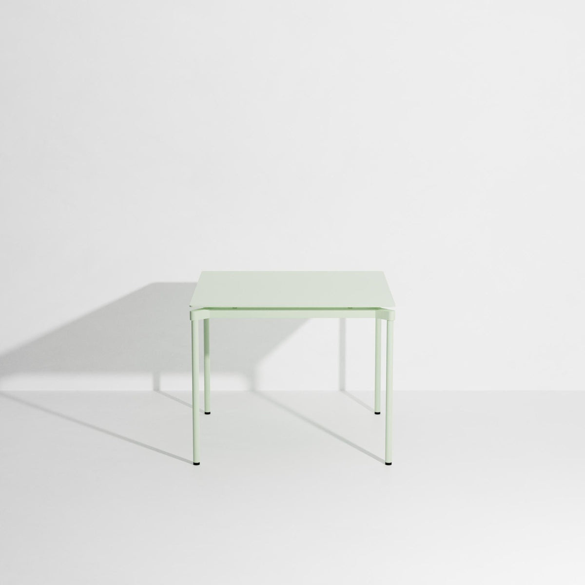 Quadratischer Gartentisch Fromme von Petite Friture aus mattiertem, grained Aluminium mit anti-UV-Pulverbeschichtung in Coral, 70x70cm, Höhe 73cm.